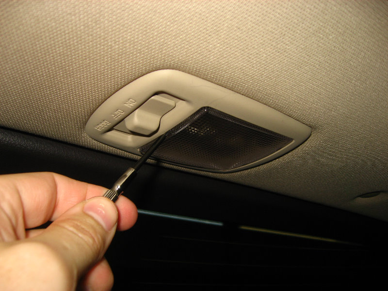 Поддеть стекло плафона багажника на Hyundai Santa fe CM 2006-2012