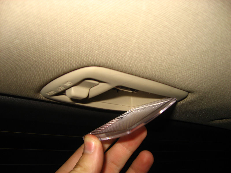 Снять крышку плафона освещения на Hyundai Santa Fe CM 2006-2012