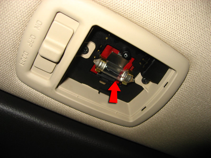 Снять лампу освещения багажника на Hyundai Santa Fe CM 2006-2012