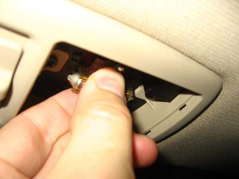 Замена лампы освещения багажника на Hyundai Santa Fe CM 2006-2012