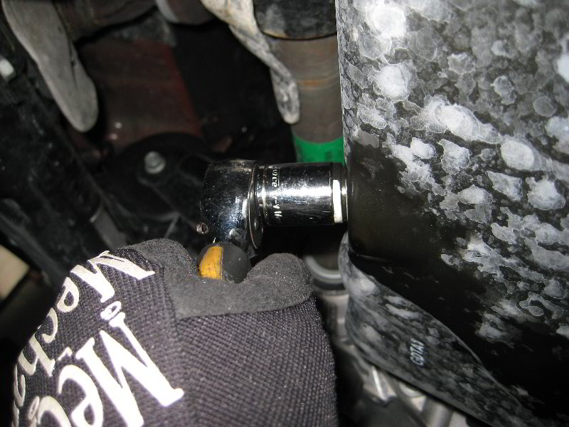 Закрутить сливную пробку картера двигателя на Hyundai Santa Fe CM 2006-2012