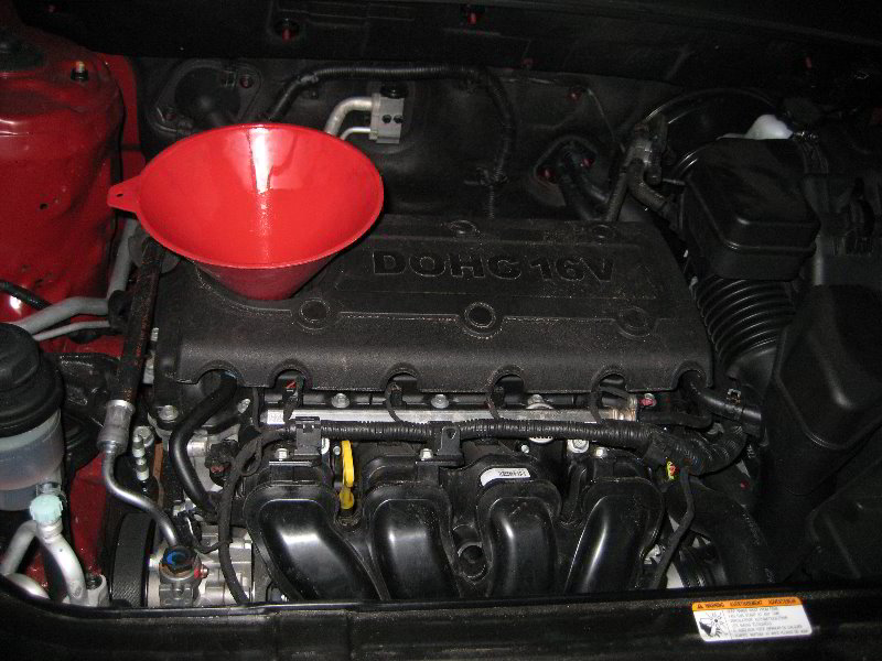Вставить воронку для заливки масла двигателя на Hyundai Santa Fe CM 2006-2012