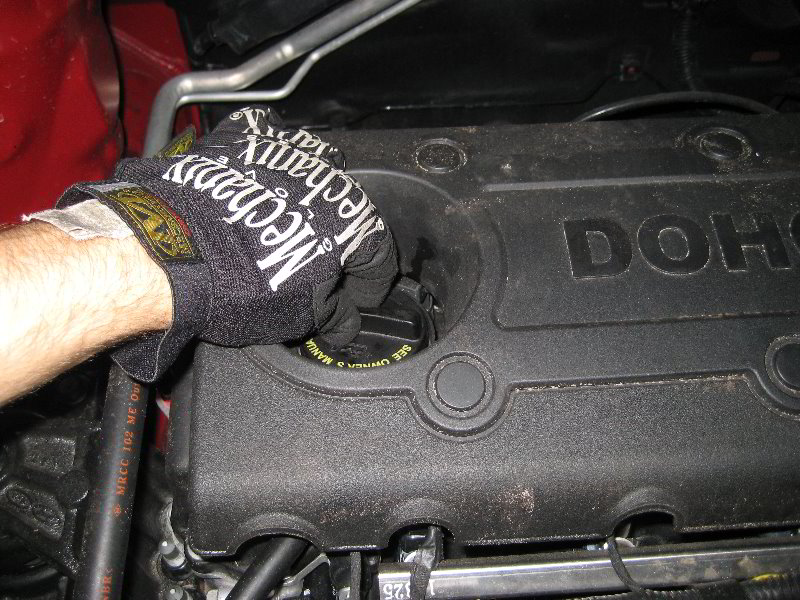 Закрутить пробку маслозаливной горловины двигателя на Hyundai Santa Fe CM 2006-2012