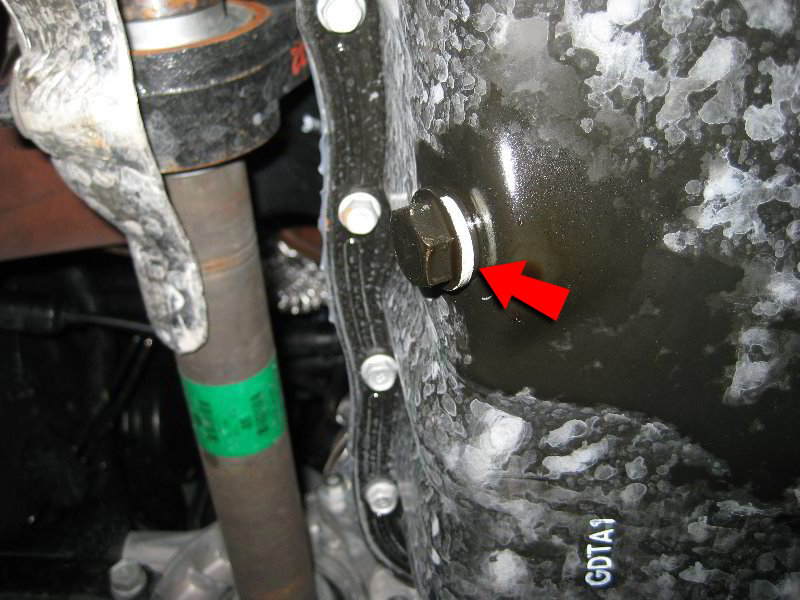 Очистить сливную пробку масла двигателя на Hyundai Santa Fe CM 2006-2012