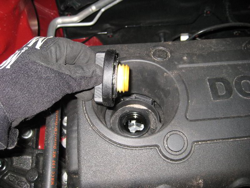 Открутить заливную пробку двигателя на Hyundai Santa Fe CM 2006-2012