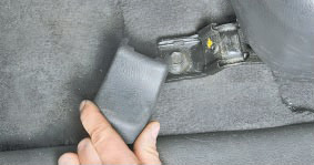 Снять заглушки крепления передних сидений на Hyundai Santa Fe CM 2006-2012