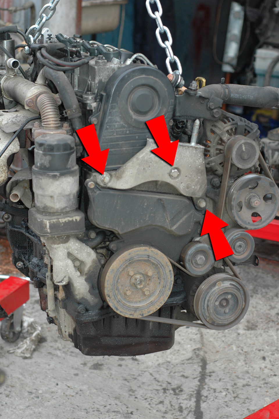 Открутить кронштейн опоры двигателя на Hyundai Santa Fe CM 2006-2012