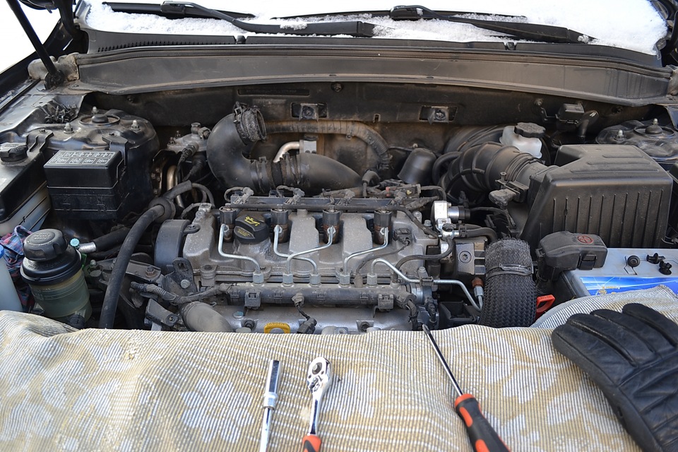 Снять крышку двигателя на Hyundai Santa Fe CM 2006-2012