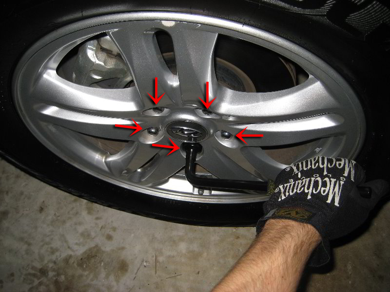 Ослабить крепление правого колеса на Hyundai Santa Fe CM 2006-2012