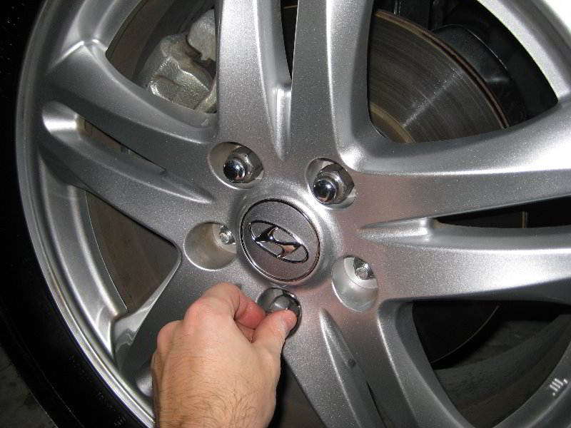 Открутить колесные гайки на Hyundai Santa Fe CM 2006-2012