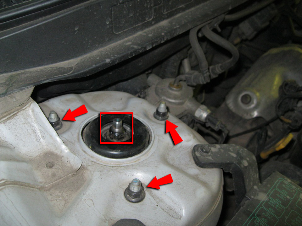 Открутить верхнее крепления амортизатора на Hyundai Santa Fe CM 2006-2012