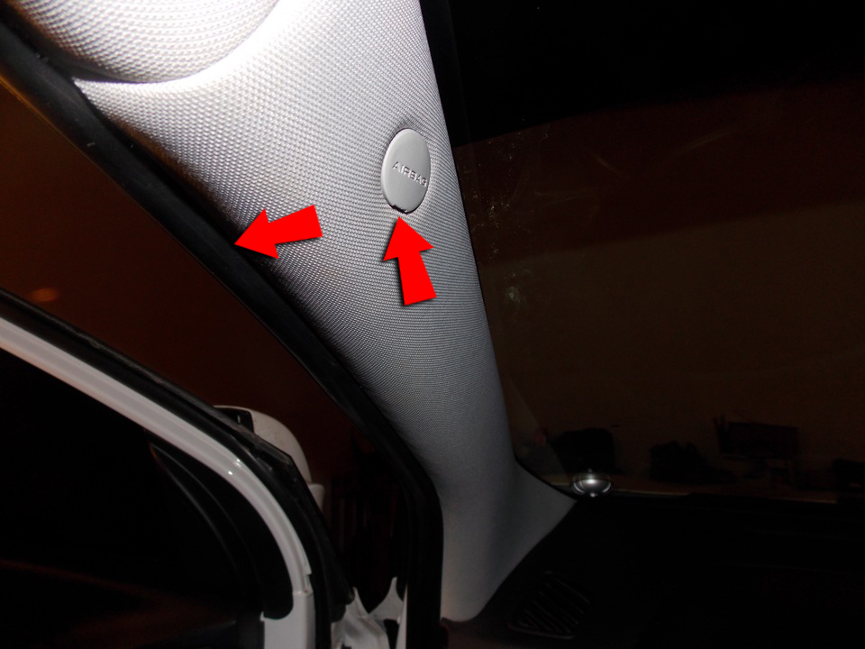 Поддеть заглушку винта передней стойки кузова на Hyundai Santa Fe CM 2006-2012
