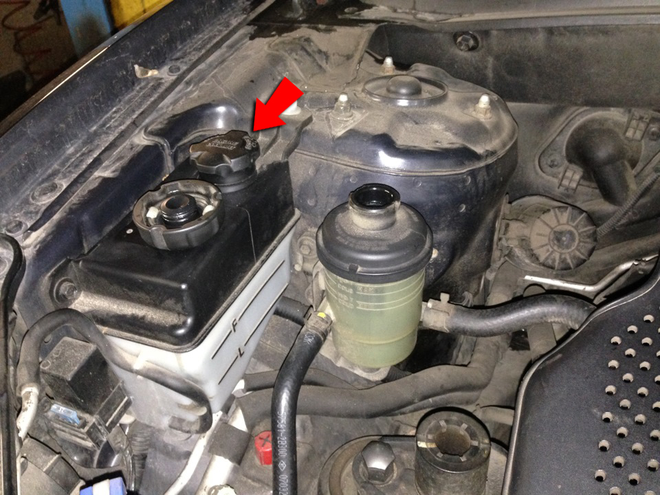 Открутить крышку бачка охлаждающей жидкости на Hyundai Santa Fe CM 2006-2012