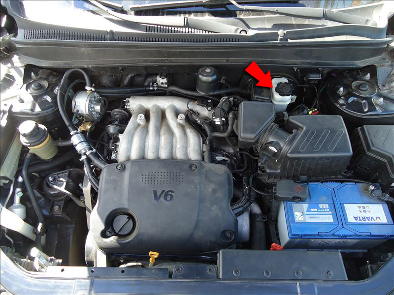 Расположение бачка тормозной жидкости на Hyundai Santa Fe CM 2006-2012