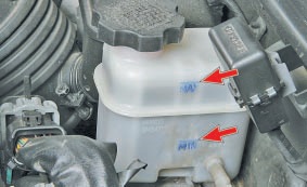 Метки тормозной жидкости на Hyundai Santa Fe CM 2006-2012