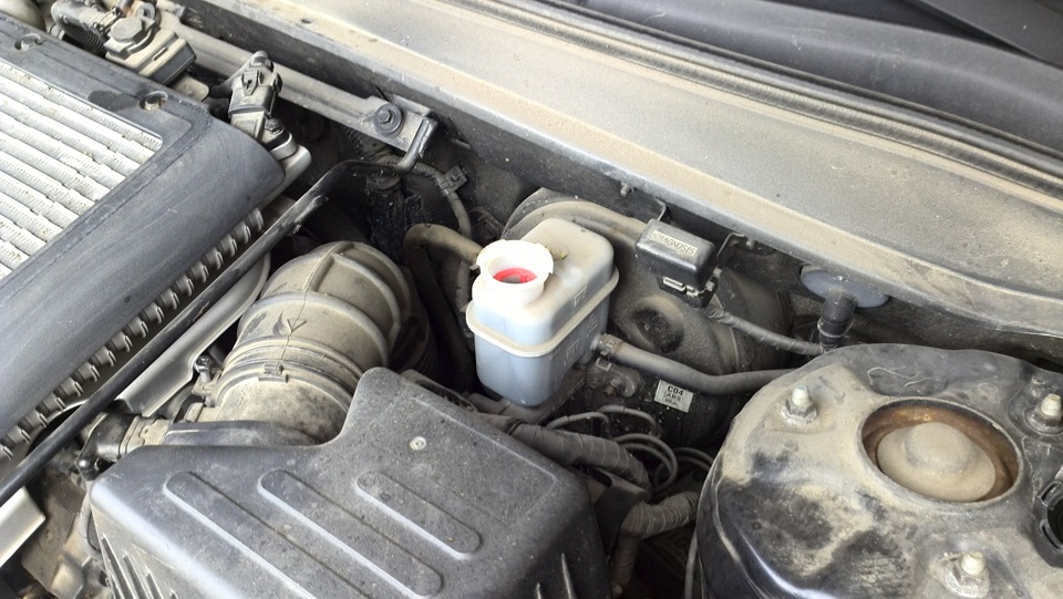 Открутить пробку бачка тормозной жидкости на Hyundai Santa fe CM 2006-2012