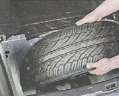 Вынимаем запасное колесо из багажника Nissan Primera
