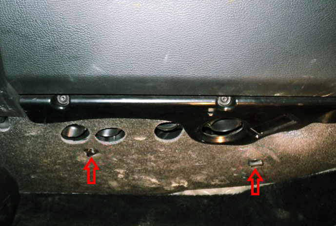 Расположение болтов крепления верхней декоративной панели в ногах переднего пассажира Volkswagen Passat B6 2005-2010