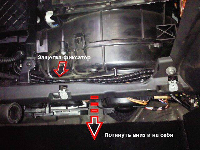 Схема отжимки деталей удерживающих корпус вентилятора отопителя Volkswagen Passat B6 2005-2010