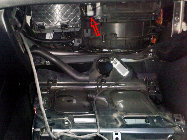 Расположение привода заслонки рециркуляции воздуха Volkswagen Passat B6 2005-2010