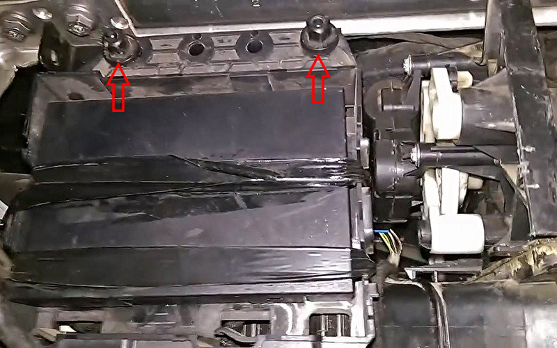 Гайки крепящие ЭБУ за вещевым ящиком Volkswagen Passat B6 2005-2010