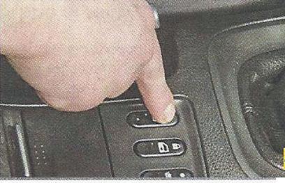 Нажимаем на передне плечо кнопки Nissan Primera