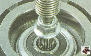Болт крепления прижимной пластины компрессора кондиционера Лада Гранта
