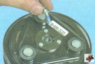 Фиксирующий болт прижимной пластины компрессора кондиционера Лада Гранта
