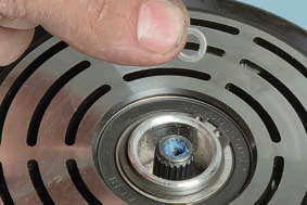Регулировочная шайба для установки зазора прижимной пластины компрессора кондиционера Лада Гранта