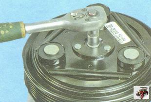 Отворачивание болта прижимной пластины компрессора кондиционера Лада Гранта