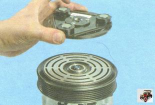 Снятие прижимной пластины компрессора кондиционера Лада Гранта