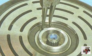 Снятие стопорного кольца подшипника шкива компрессора кондиционера Лада Гранта