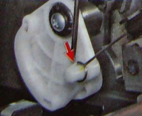 Выведение наконечника троса из зацепления с рычагом оси ВАЗ 2190 2191 Lada Granta