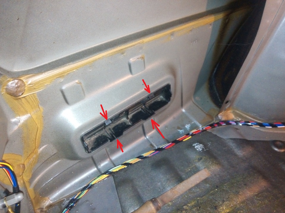 Размещение фиксаторов клапана вентиляции салона в кузове Лада Гранта (ВАЗ 2190)