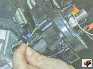 Отключение колодки жгута проводов от контактного кольца подушки безопасности Лада Гранта