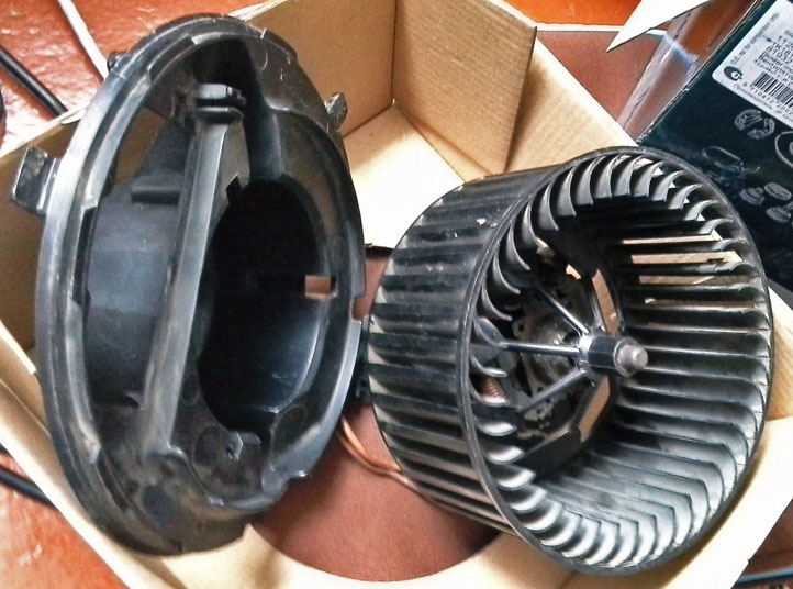 Снятая крышка и вентилятор отопителя Volkswagen Passat B6 2005-2010