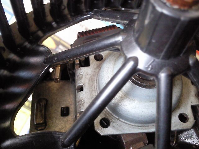 Очищенные внутренние электрические части ЭД вентилятора отпителя Volkswagen Passat B6 2005-2010