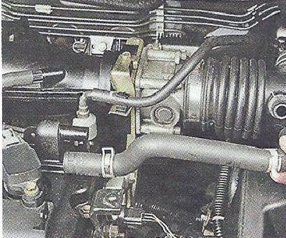 Отсоединяем шланг, соединяющий крышку головки блока цилиндров и воздухоподводящий рукав Nissan Primera