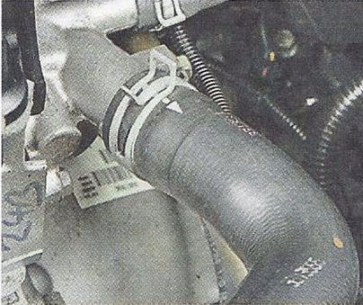 Соединение подводящего и отводящего шлангов с патрубками корпуса крышки водораспределительного клапана Nissan Primera