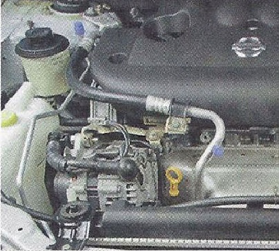 Соединения пароотводящего шланга со штуцером радиатора и расширительным бачком Nissan Primera