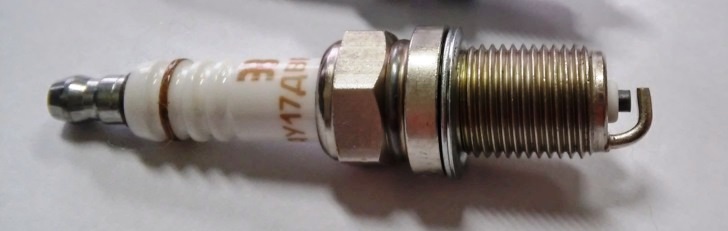 Свеча зажигания АУ17ДВРМ для двигателя ВАЗ 21126 Лада Гранта (ВАЗ 2190)