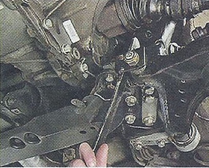 Проверяем на отсутствие люфта передние сайлентблоки в местах крепления рычагов к подрамнику Nissan Primera