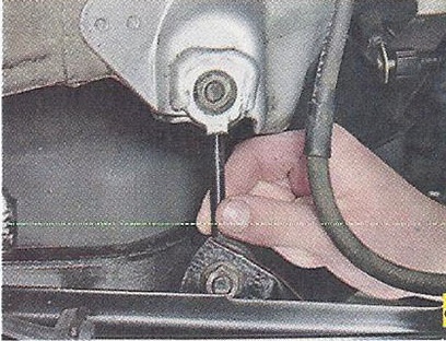 Проверяем отсутствие люфта стоек стабилизатора поперечной устойчивости Nissan Primera