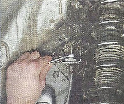 Проверяем нет ли утечки жидкости из соединений тормозных трубок Nissan Primera