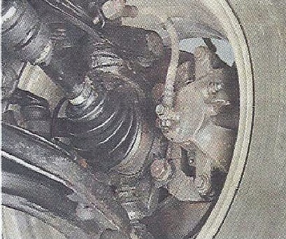 Осматриваем соединения шлангов с рабочими цилиндрами и клапаны для выпуска воздуха тормозных механизмов передних колес Nissan Primera