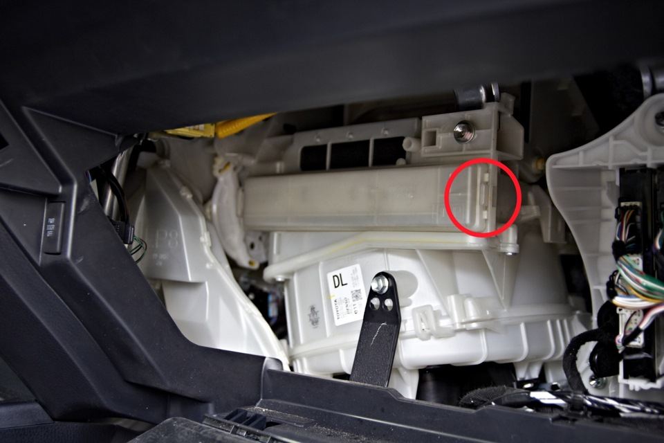 Открывание крышки фильтра салона Toyota RAV4