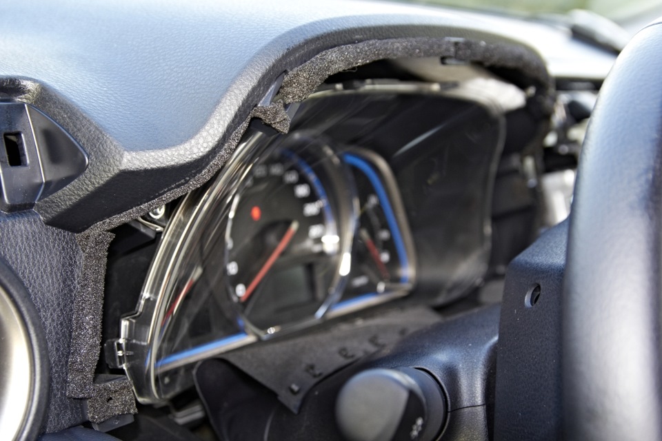 Нанесение шумоизоляции на панель приборов Toyota RAV4