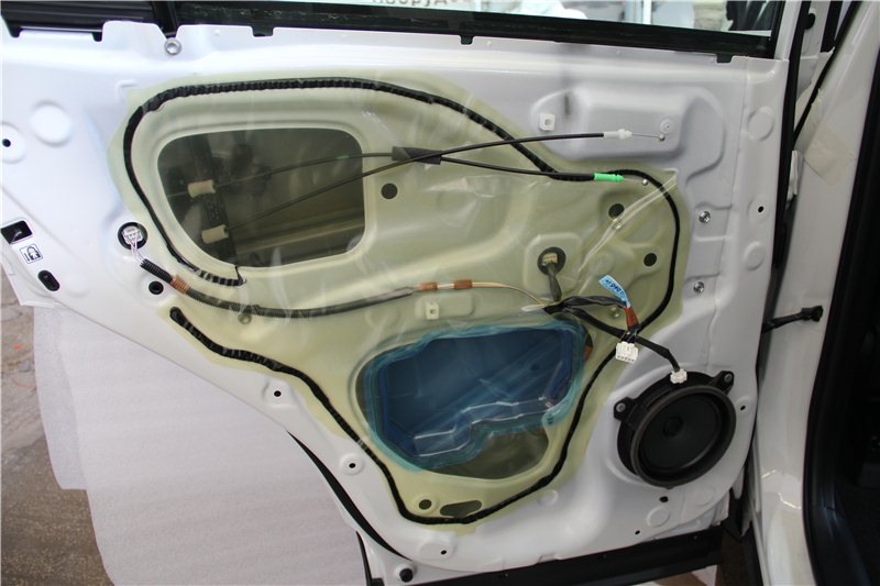 Внутренние части передней двери Toyota RAV4
