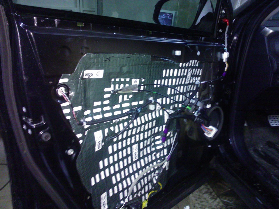 Нанесение виброизоляции на переднюю дверь Toyota RAV4