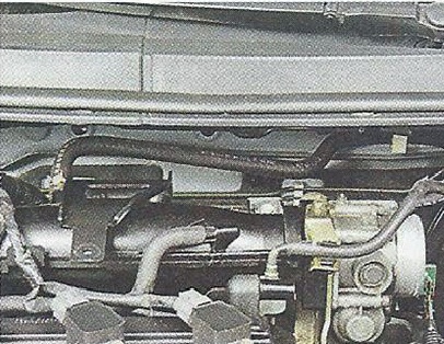 Проверяем плотность посадки вакуумного шланга на штуцере впускного коллектора Nissan Primera